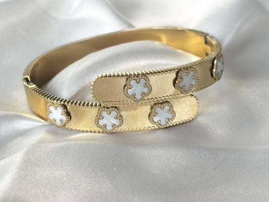 Bangle en acier  incroyable avec Détails Blancs et Motif Fleur - Accessoire de Mode Élégant pour Femme